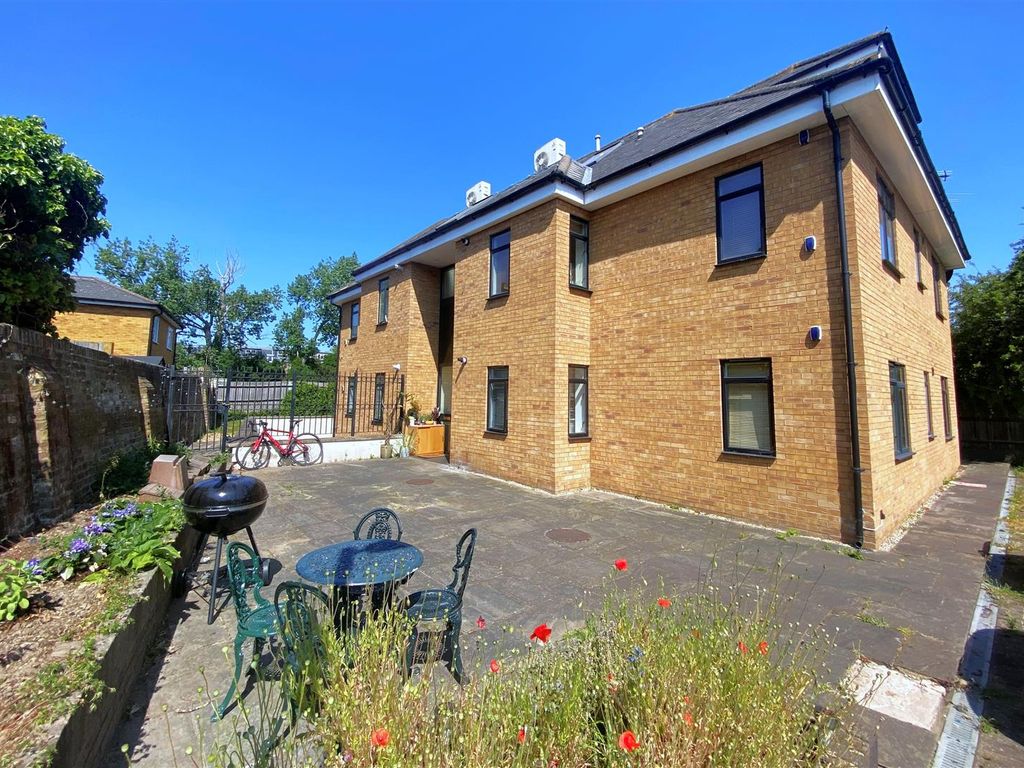 2 bed flat for sale in East Gardens, Colliers Wood, London SW17 Zoopla