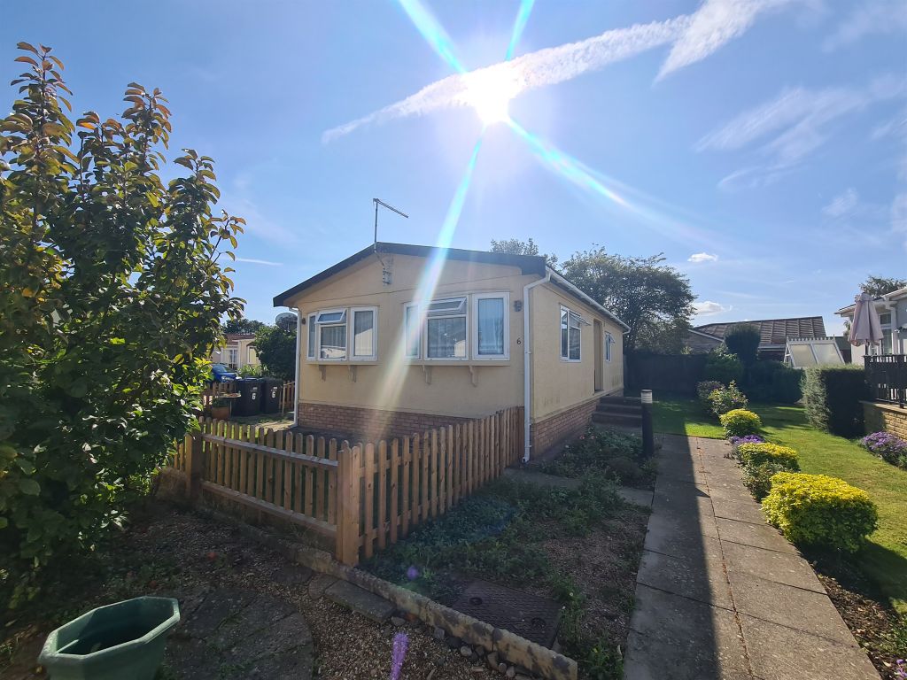 2 bed mobile/park home for sale in New Orchard Park, Littleport, Ely
