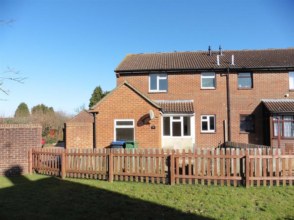 1 bed terraced house to rent in Castlehaven Close, Chippenham SN15, £