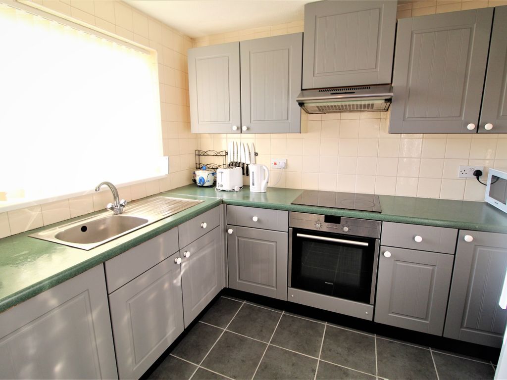 2 bed flat to rent in Cuffley Court, Hemel Hempstead, Hertfordshire HP2