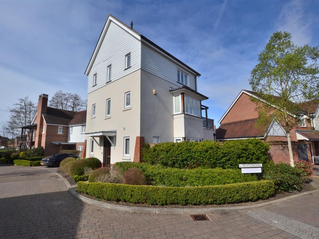 3 bed detached house for sale in Pennyroyal, Fleet GU51 Zoopla