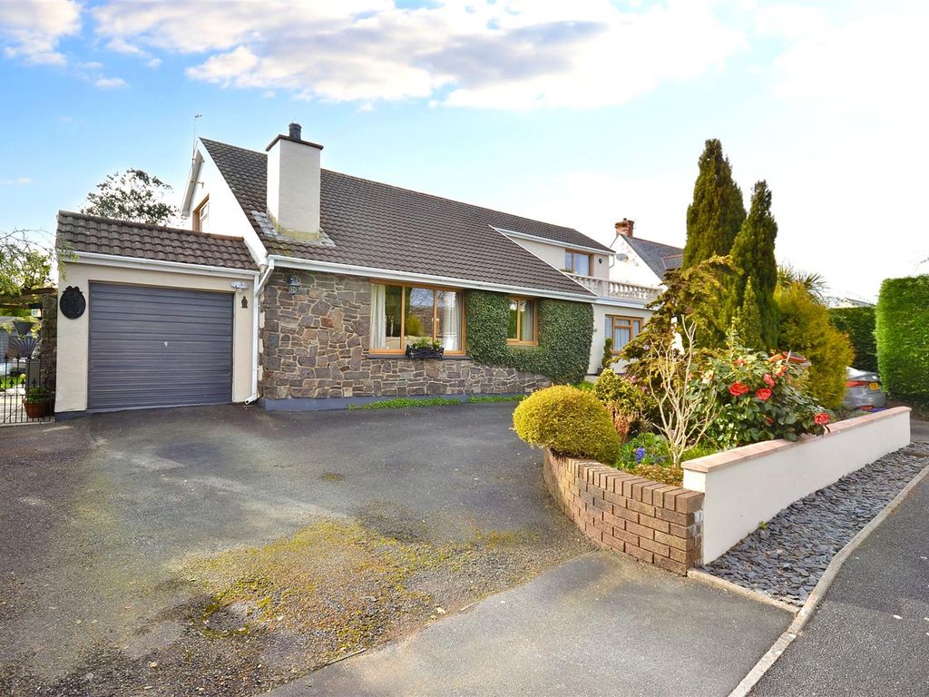 5 bed detached house for sale in The Meads Drive, Hook, Haverfordwest