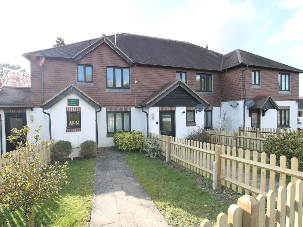 2 bed flat to rent in London Road, Washington, Pulborough BN14, £900