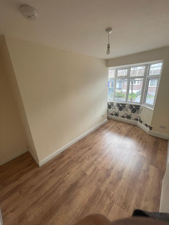 5 bed semidetached house to rent in Cowper Street, Luton LU1, £2,600