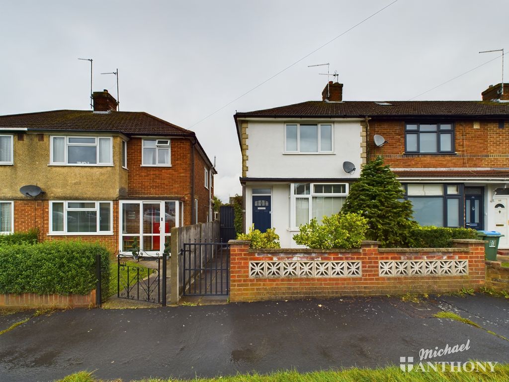 2 bed end terrace house for sale in Weedon Road, Aylesbury