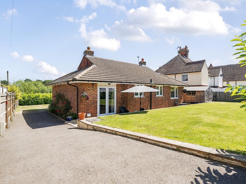 3 bed detached bungalow for sale in London Road, West Malling ME19, £