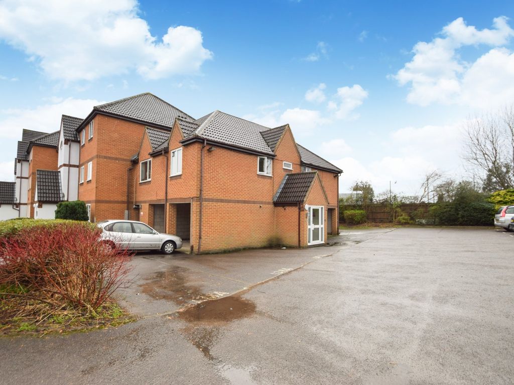 1 bed flat to rent in Littlebrook Avenue, Near Burnham, Slough, Berks