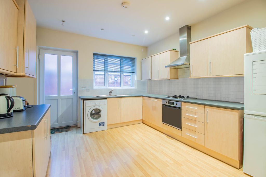 2 bed flat for sale in Foxhall Road, Nottingham NG7 Zoopla