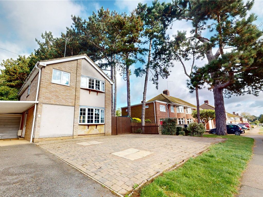 4 bed detached house for sale in Oaklands Drive, Northampton NN3, £