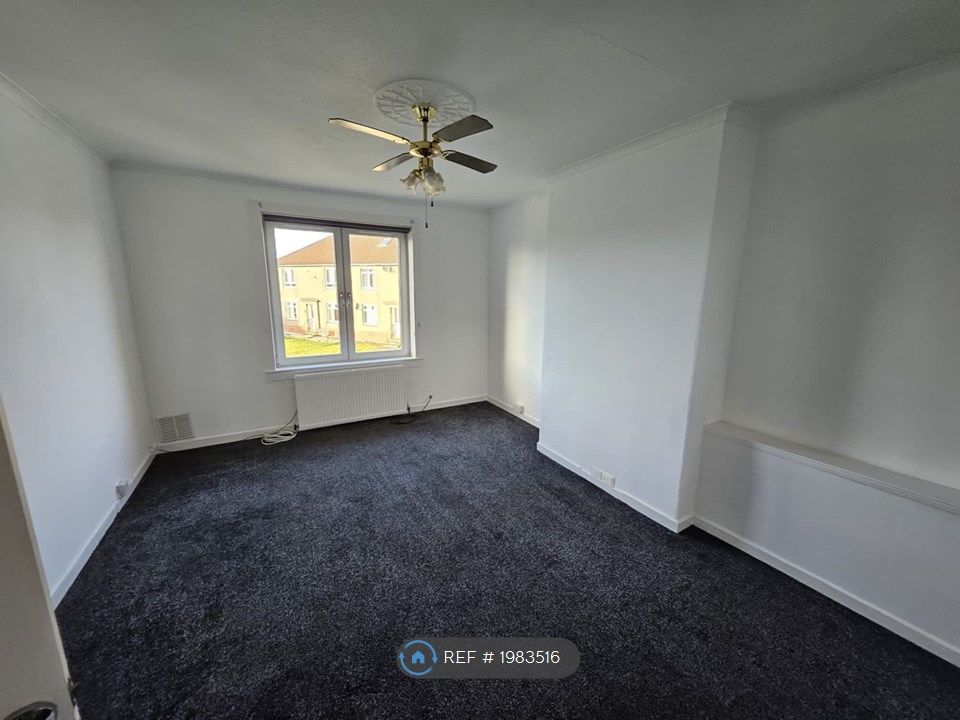 3 bed flat to rent in Playingfield Road, Crosshouse, Kilmarnock KA2, £