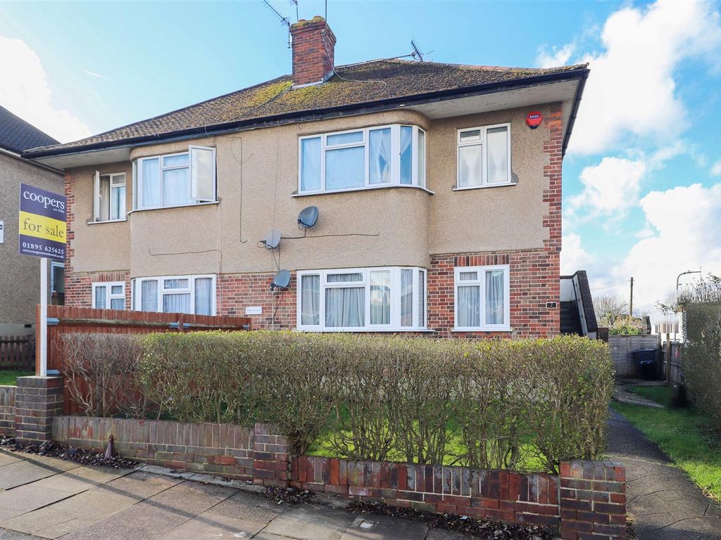 2 bed to rent in Preston Court, York Road, Northwood HA6