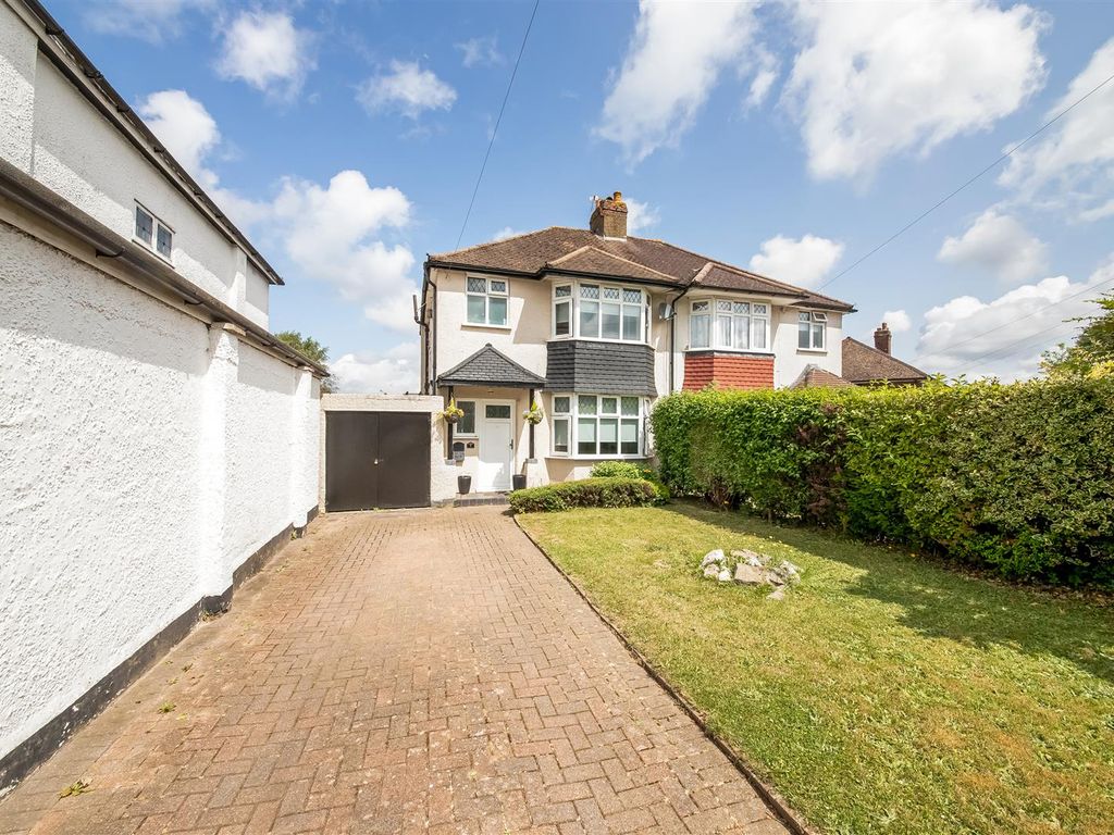 3 bed semidetached house for sale in Waddington Avenue, Old Coulsdon