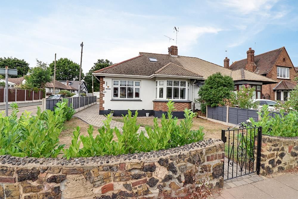 4 bed property for sale in Blenheim Chase, LeighOnSea, Essex SS9 Zoopla