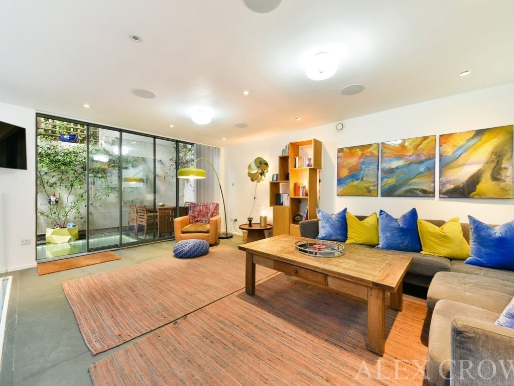 4 bed detached house to rent in Finchley Road, South Hampstead NW3, £