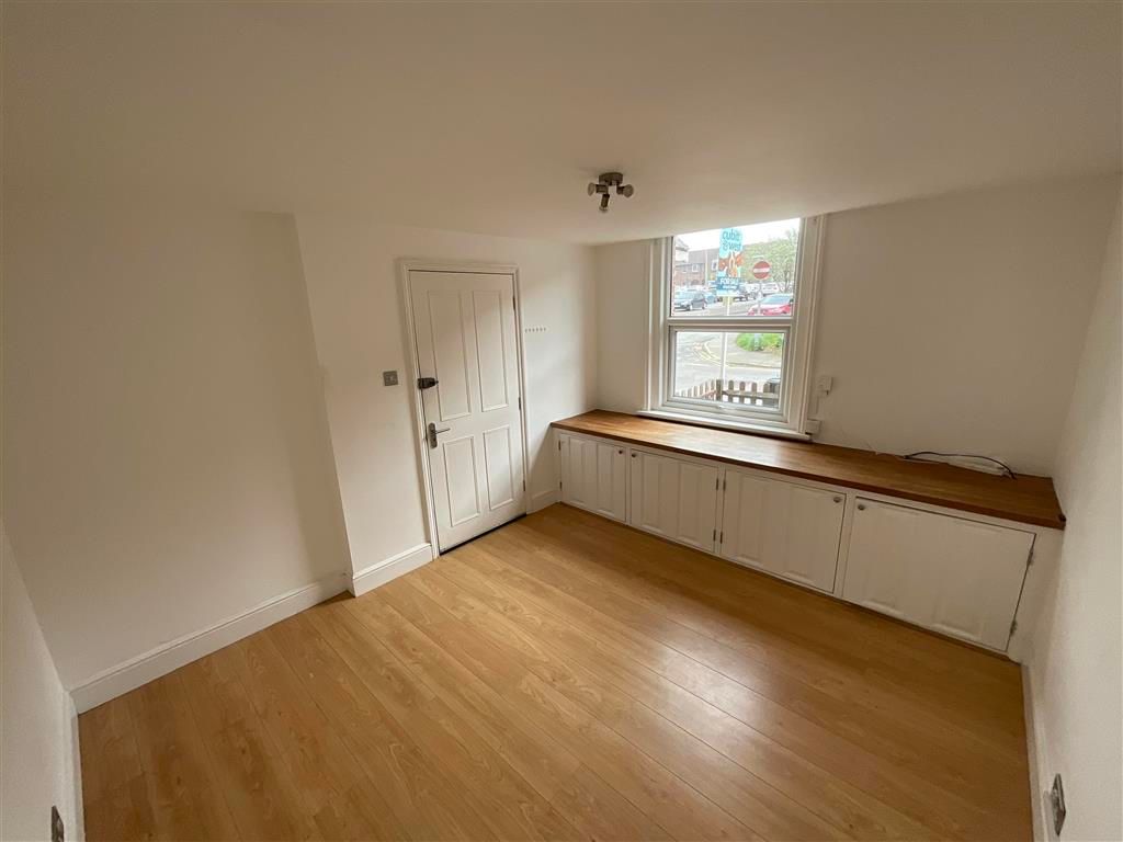 1 bed flat for sale in Queens Road, East Grinstead, West Sussex RH19