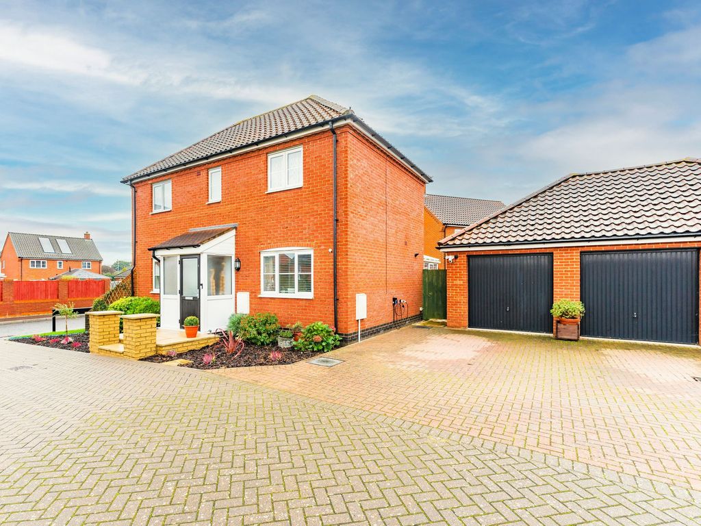 4 bed detached house for sale in Decoy Drive, Hoveton NR12, £400,000