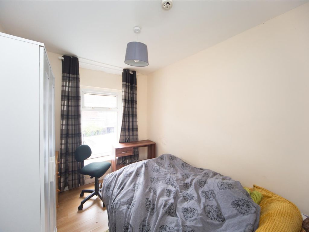 Room to rent in Raymond Terrace, Treforest, Pontypridd CF37, £410 pcm