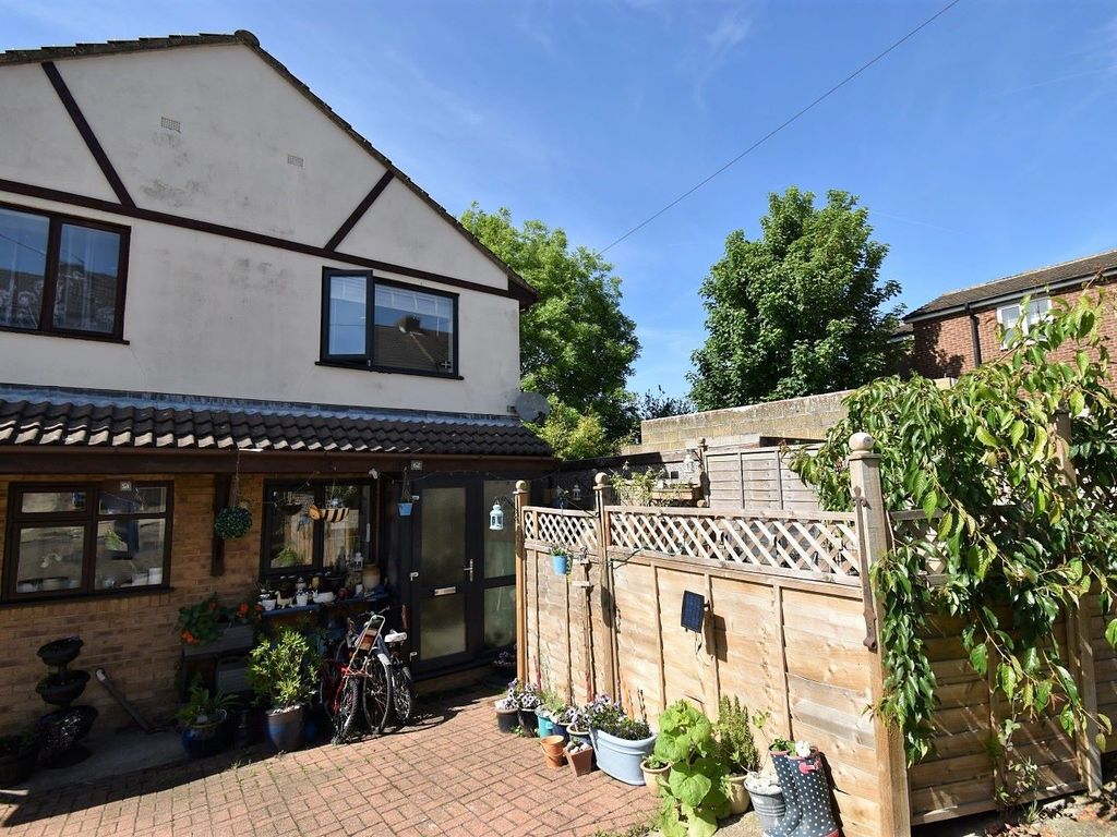 2 bed semidetached house for sale in Sidney Road, Borstal, Rochester