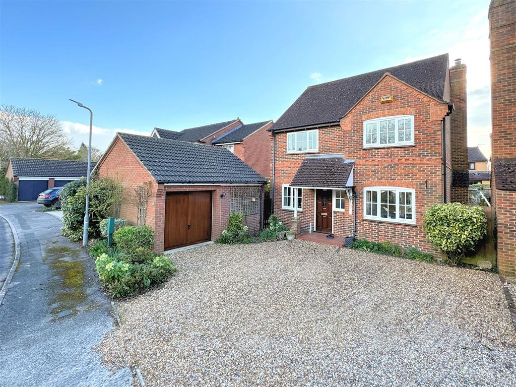 3 bed detached house for sale in The Glebe, Weston Turville, Aylesbury