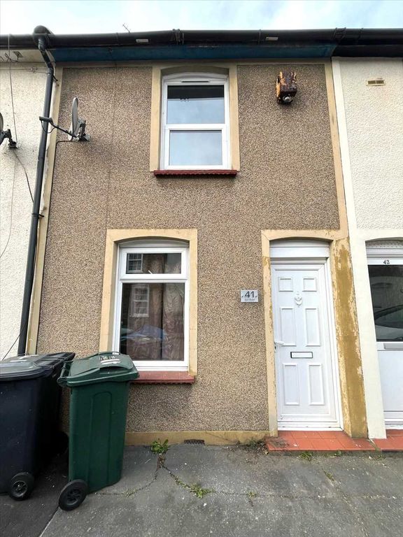 2 bed terraced house to rent in Sun Road, DA10, £1,350 pcm