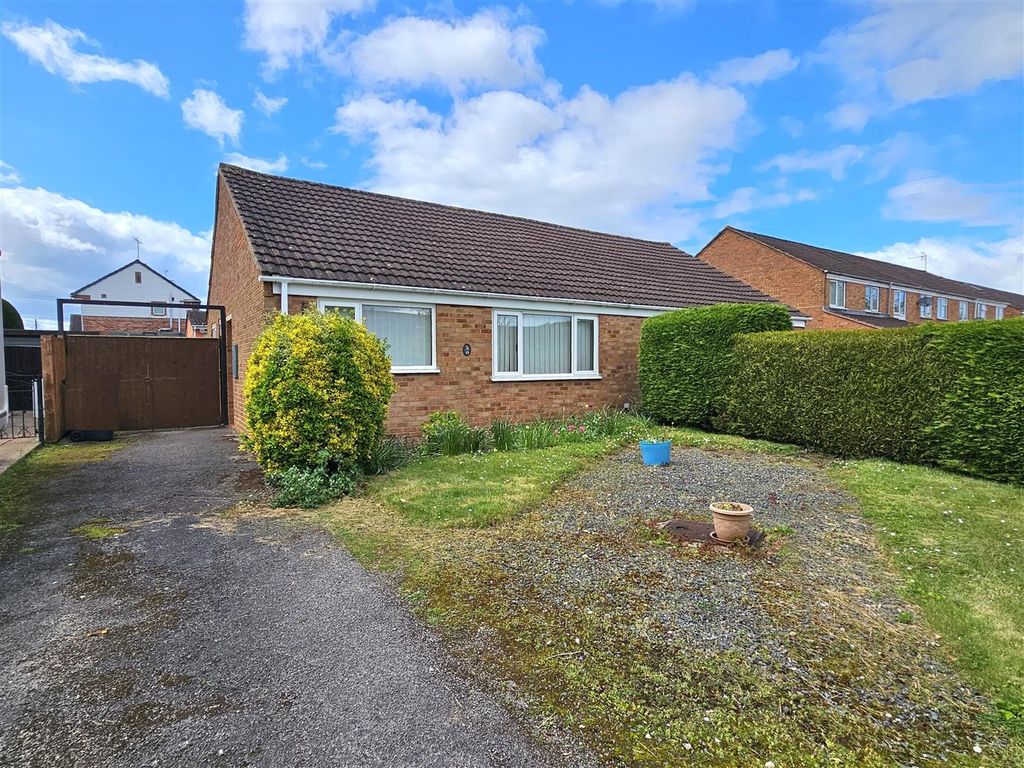 2 bed semidetached bungalow for sale in Compton Close, Corse