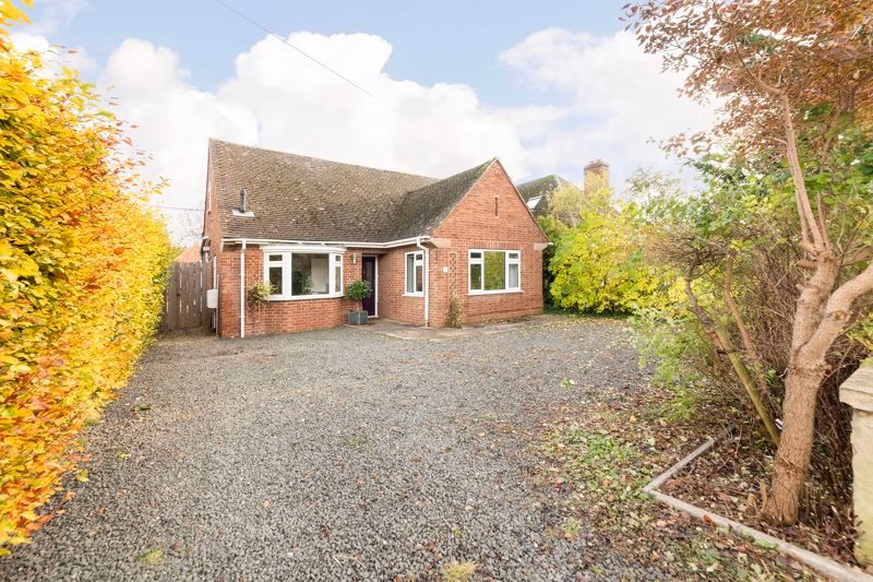 3 bed detached bungalow for sale in Park Road, Didcot OX11, £500,000