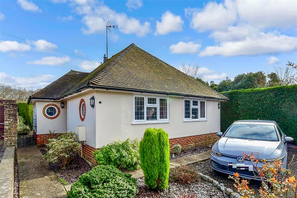 2 bed detached bungalow for sale in Cavendish Close, Horsham, West