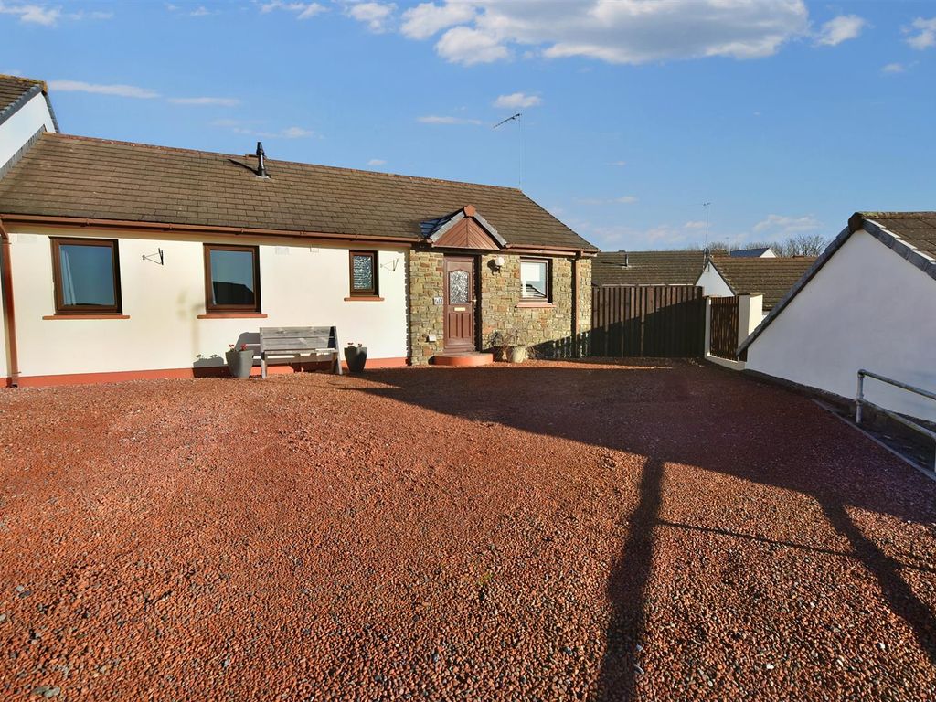 3 bed semidetached bungalow for sale in Oakfield Drive, Kilgetty SA68