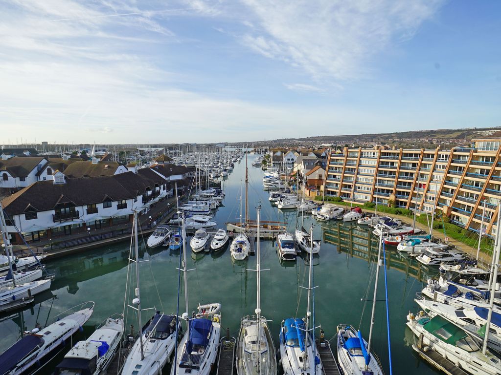 2 bed penthouse for sale in Penthouse, Oyster Quay, Port Solent PO6, £