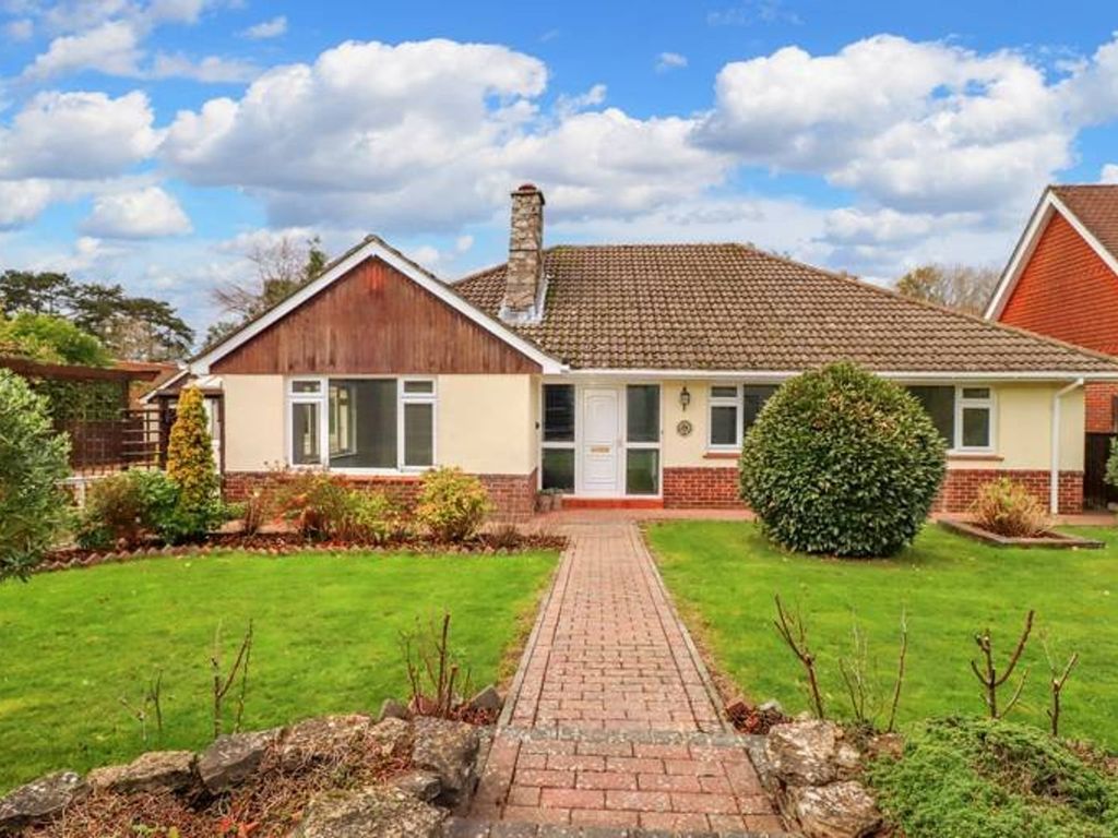 3 bed detached bungalow for sale in Lower Chase Road, Swanmore SO32