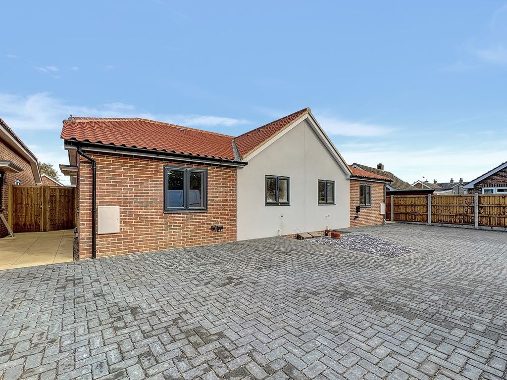 New home, 3 bed bungalow for sale in Cooper Close, Bures Road, Great