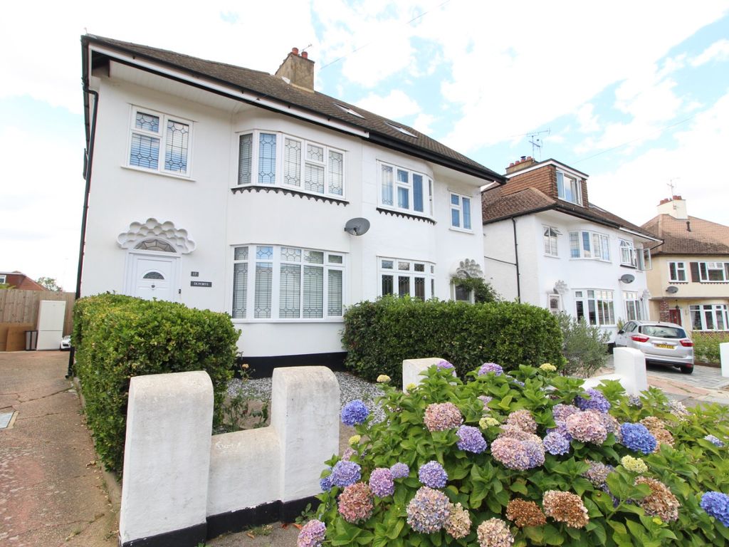 3 bed semidetached house to rent in Woodcroft Close, Thundersley