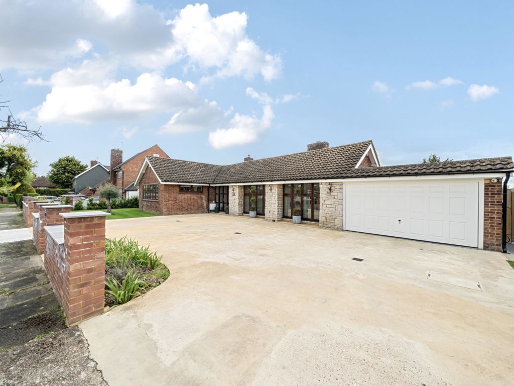 4 bed bungalow to rent in Worcester Gardens, Worcester Park, Surrey KT4