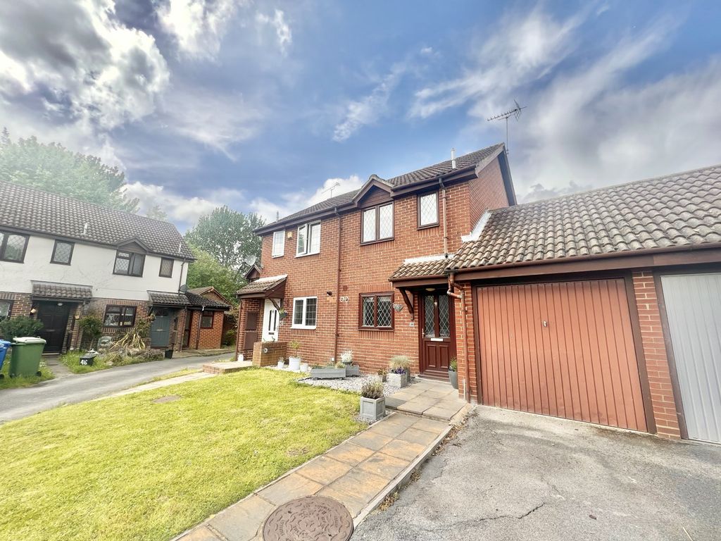 2 bed semidetached house for sale in Wantage Road, College Town