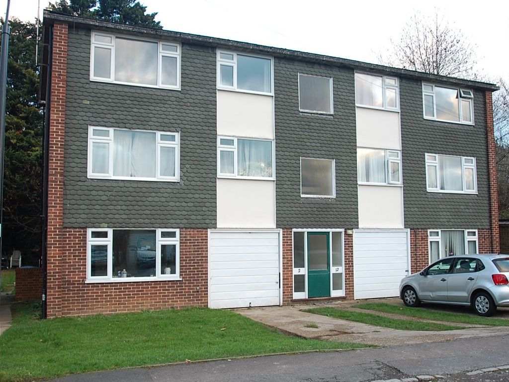 2 bed flat to rent in Hiljon Crescent, Chalfont St Peter