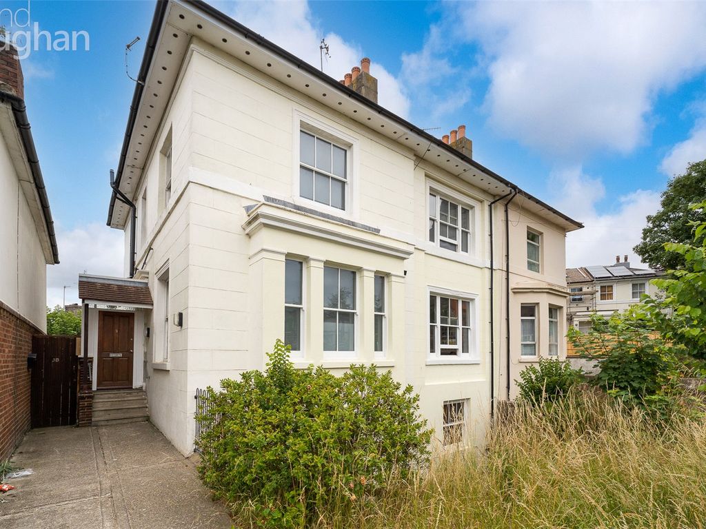 6 bed semidetached house to rent in Wellington Road, Brighton, East