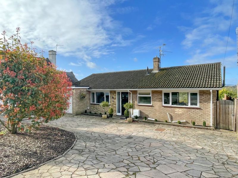 3 bed detached bungalow for sale in Castle Hill Road, Totternhoe
