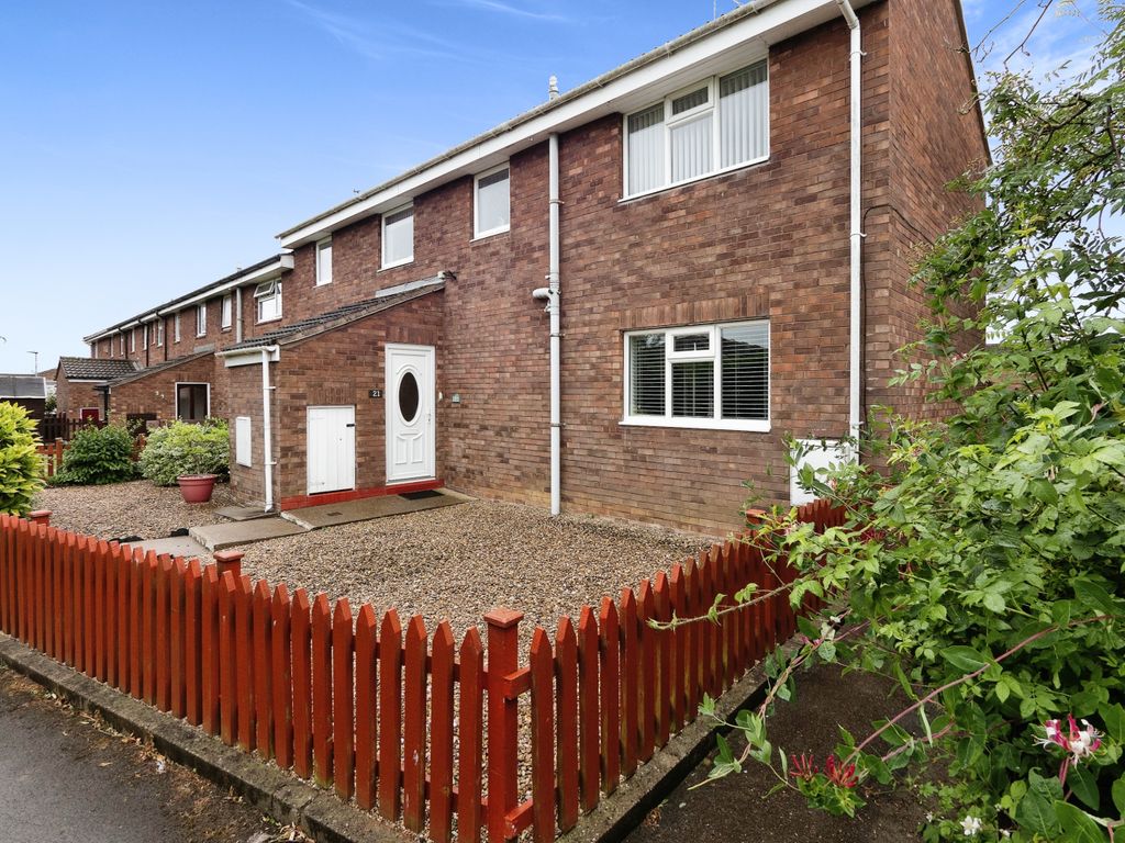3 bed end terrace house for sale in Kingfisher Close, Bransholme, Hull