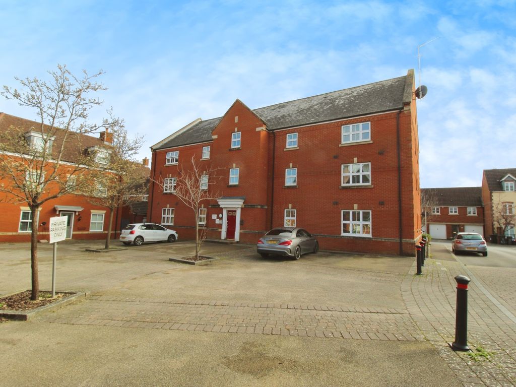 2 bed flat for sale in Phoenix Gardens, Swindon, Wiltshire SN25, £