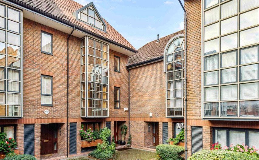 4 bed detached house to rent in Windsor Way, Hammersmith, London W14, £