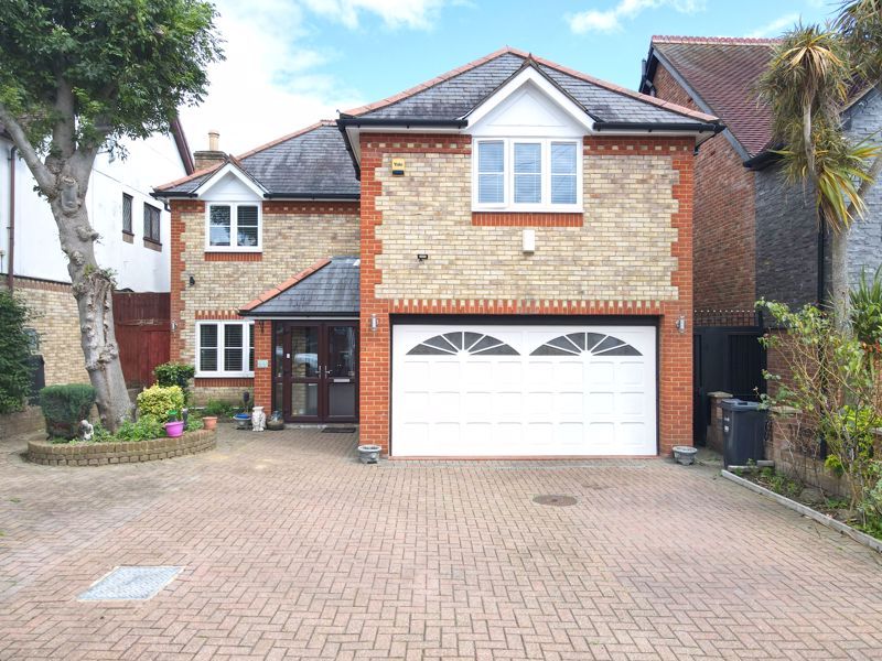 4 bed detached house for sale in Fairview Road, Chigwell IG7, £900,000