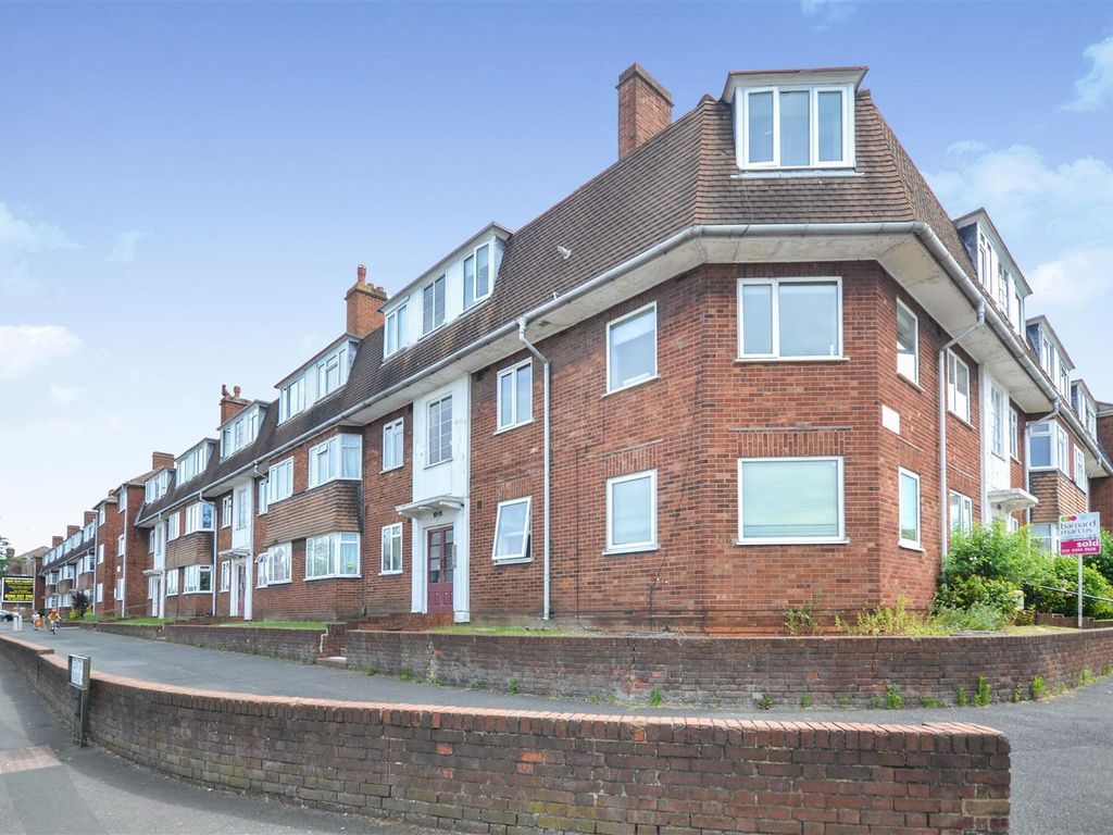 2 bed flat to rent in Central Gardens, Morden SM4 Zoopla