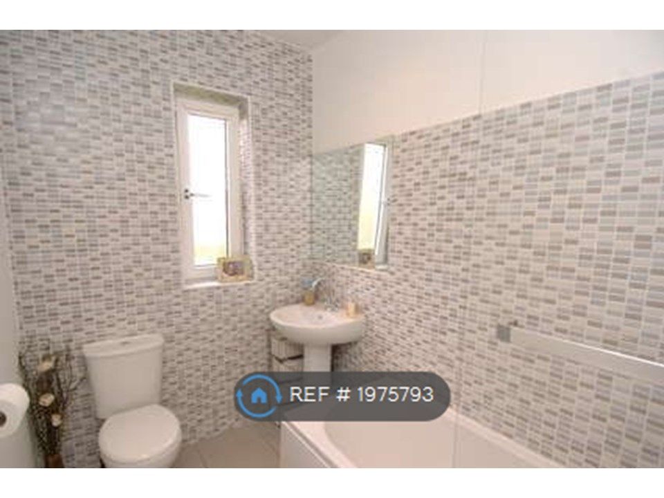 3 bed flat to rent in Craigdhu Road, Milngavie, Glasgow G62, £1,200 pcm Zoopla