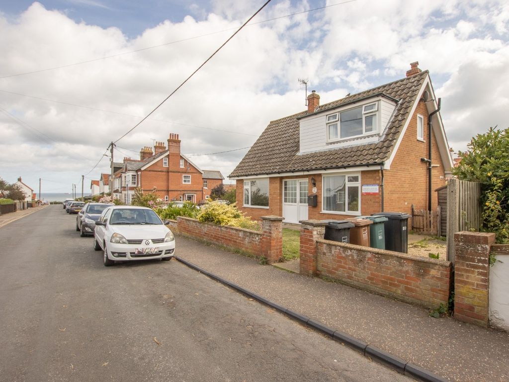 3 bed property for sale in Cliff Road, Overstrand, Cromer NR27, £