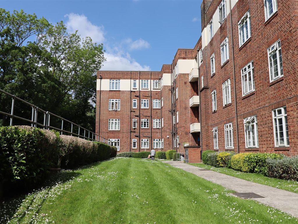 3 bed flat for sale in North Circular Road, London NW11, £500,000 Zoopla