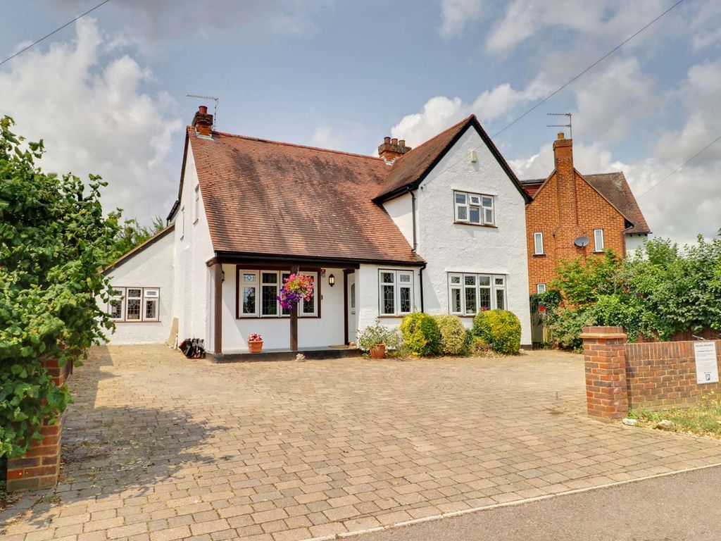 4 bed detached house for sale in Walnut Tree Crescent, Sawbridgeworth