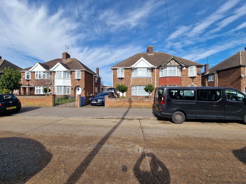 3 bed semidetached house for sale in Oldfield Road, Bedford MK40, £
