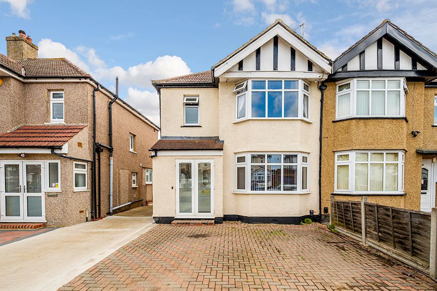 3 bed semidetached house for sale in Kingsmead Avenue, Tolworth