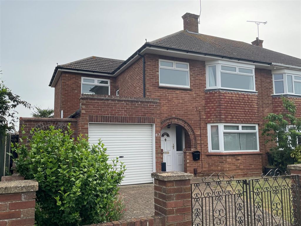 3 bed semidetached house for sale in Baden Powell Drive, Colchester