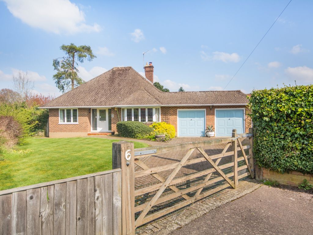 3 bed bungalow for sale in Long Park Close, Chesham Bois, Amersham HP6